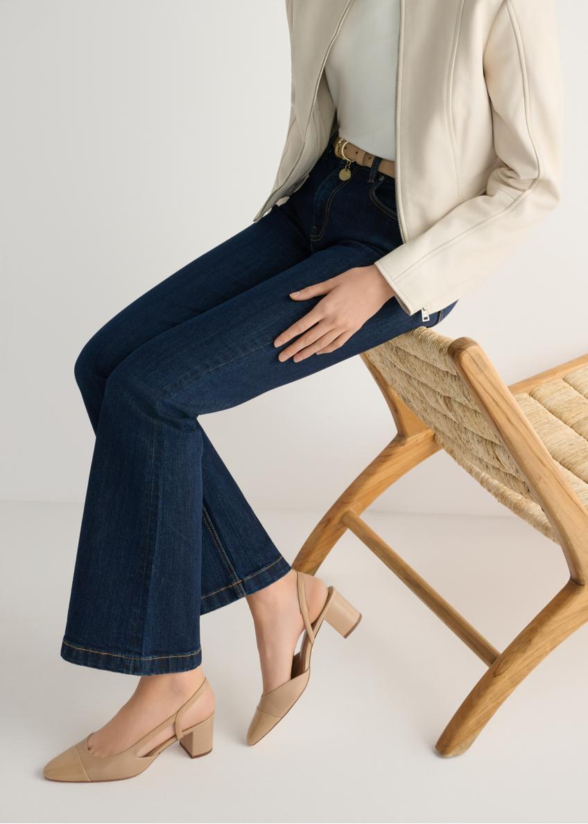 Béžové kožené lodičky s otvoreným podpätkom BUTYD-1173-1B(W26), pohľad na produkt na nohách modelky.