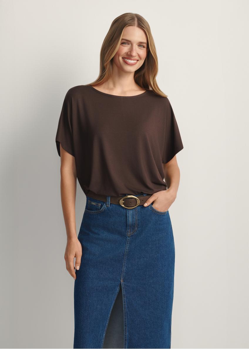 Dámska hnedá blúzka so sťahovacou šnúrkou BLUDT-0170-1I(W26), pohľad spredu na produkt na modelke. Viditeľná polovica siluety.