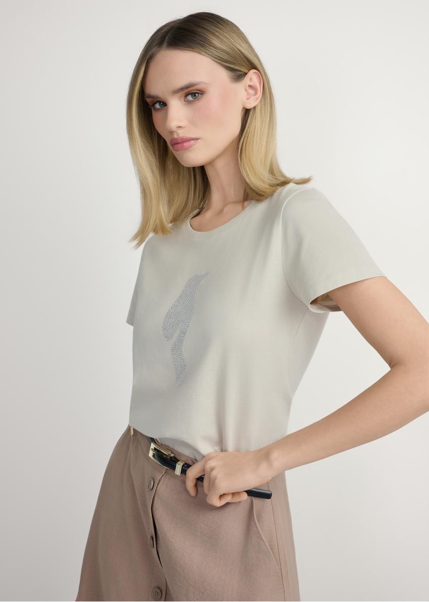 Svetlobéžové dámske tričko s logom TSHDT-0157-1A(W26), pohľad spredu na produkt na modelke. Viditeľná polovica siluety.