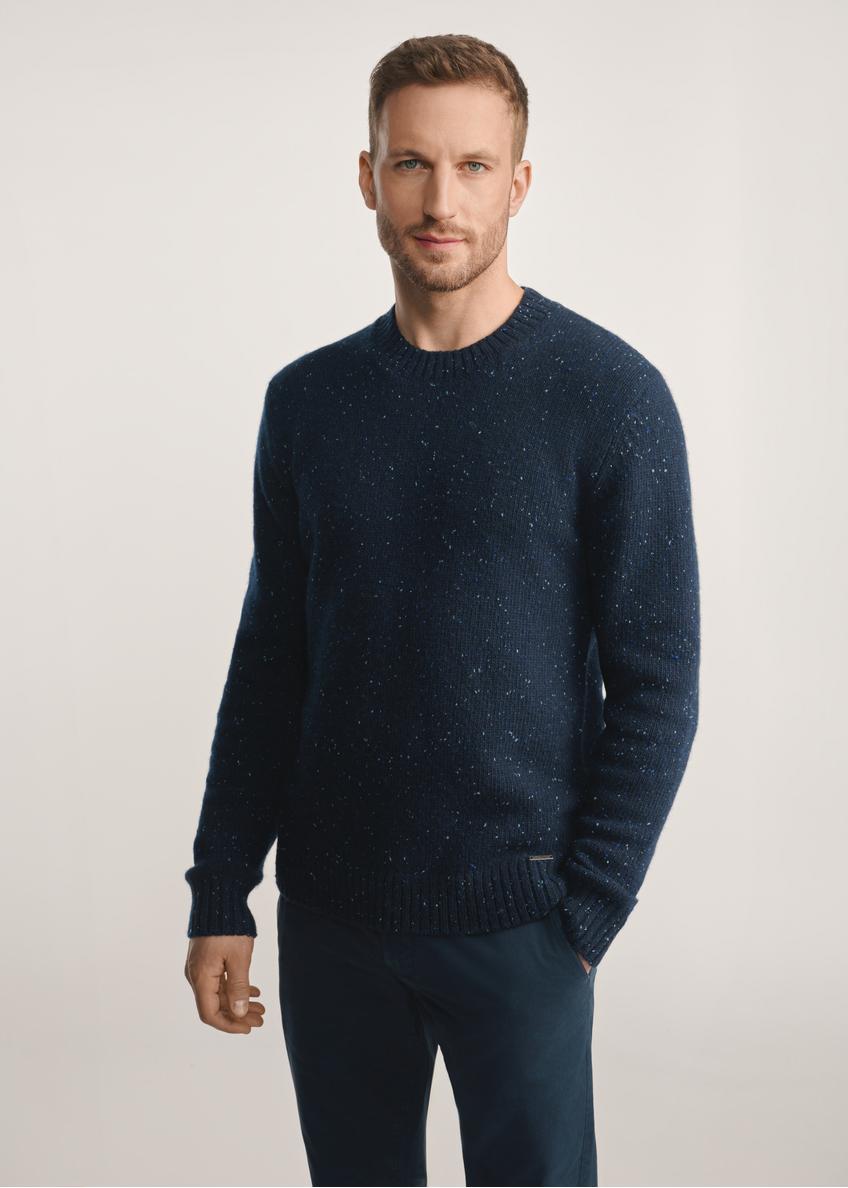 Pánsky tmavomodrý sveter SWEMT-0173-68(Z25), pohľad na produkt spredu na modeli, viditeľná je celá silueta.