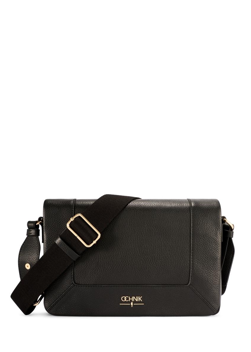 Čierna kožená taška cez rameno TORES-1266-9I(W26) - pohľad spredu na produkt, na modeli, na svetlom pozadí.