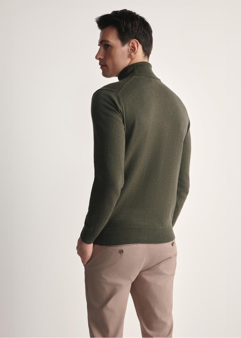 Pánsky sveter s rolákom v khaki farbe SWEMT-0095B-55(Z25)
