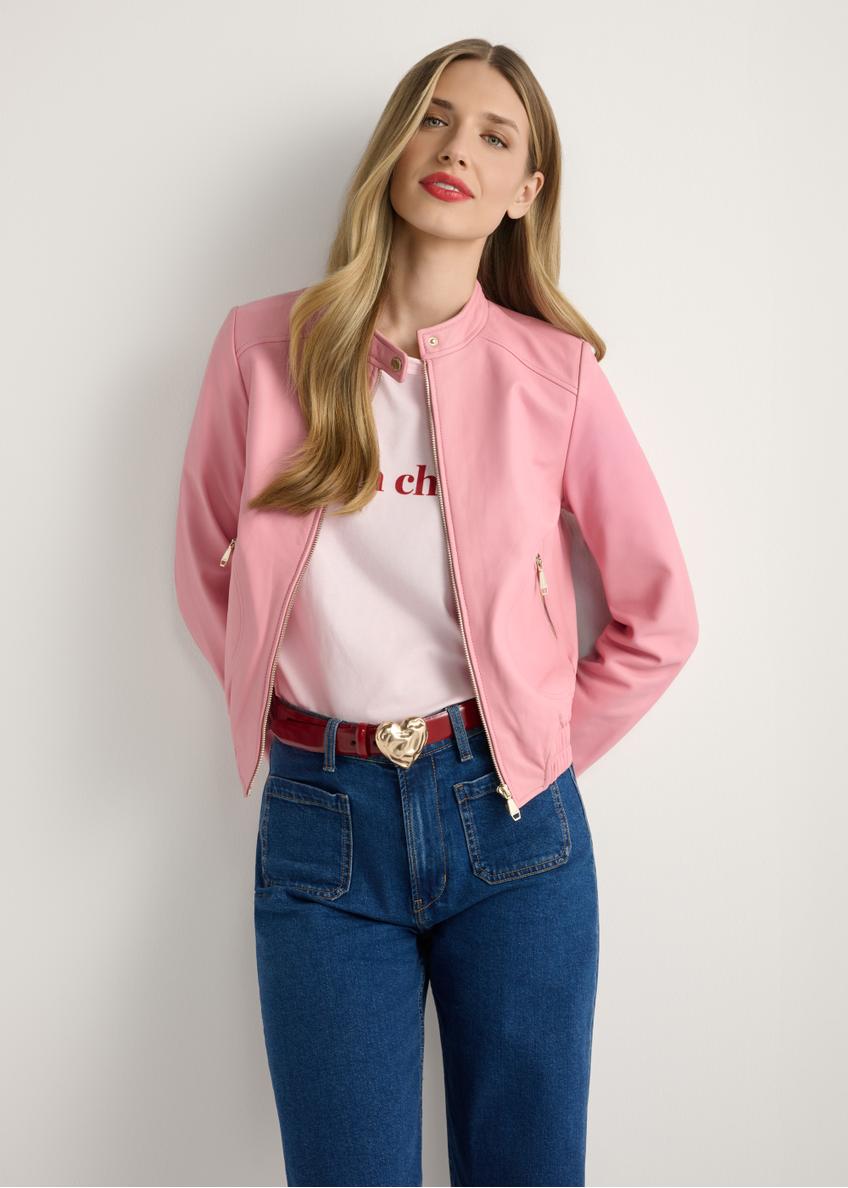 Dámska ružová kožená bunda KURDS-0575-5B(W26), pohľad spredu na produkt na modelke. Viditeľná polovica siluety.