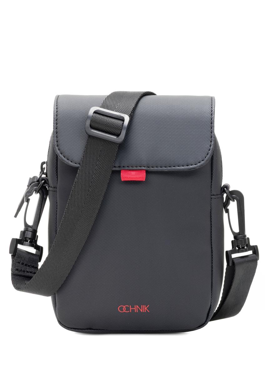 Pánska malá čierna taška cez rameno TORMN-0399-9J(W26), pohľad spredu na bielom pozadí.