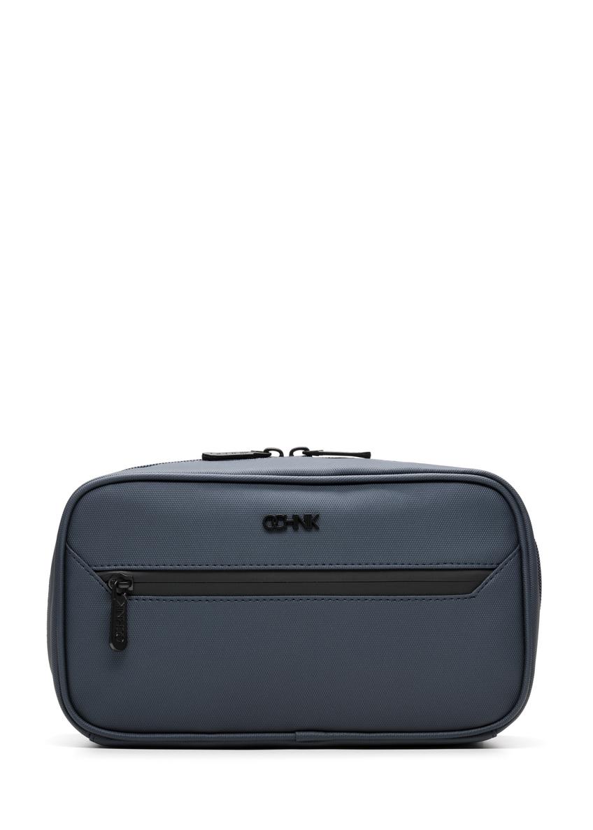 Pánska kozmetická taška v tmavomodrej farbe TORMN-0413-7D(W26), pohľad spredu na bielom pozadí.