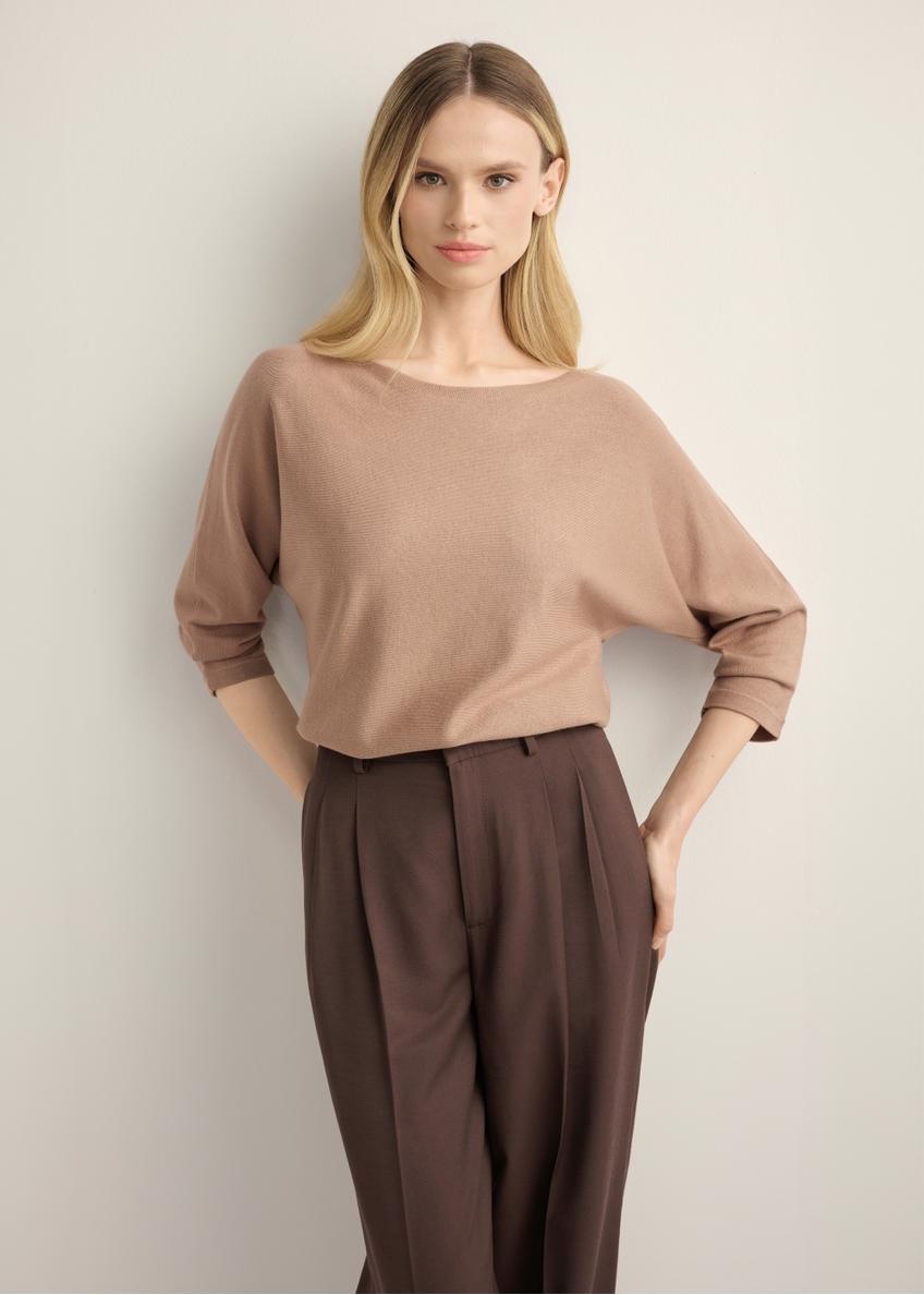Dámska blúzka v ťavej farbe BLUDT-0178-1D(Z26), pohľad spredu na produkt na modelke. Viditeľná polovica siluety.