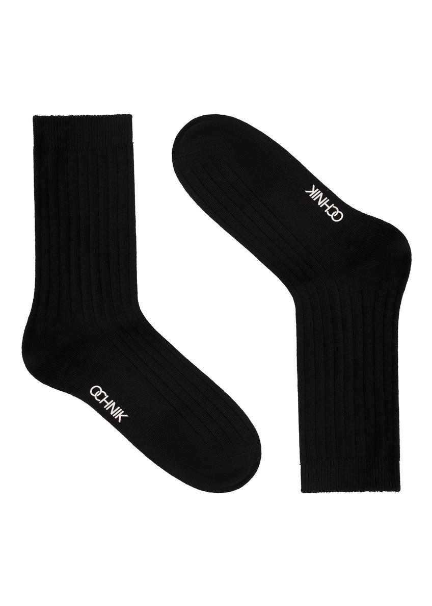 Čierne rebrované dlhé dámske ponožky SKADT-0072-99(W26), bočný pohľad na produkt na bielom pozadí.