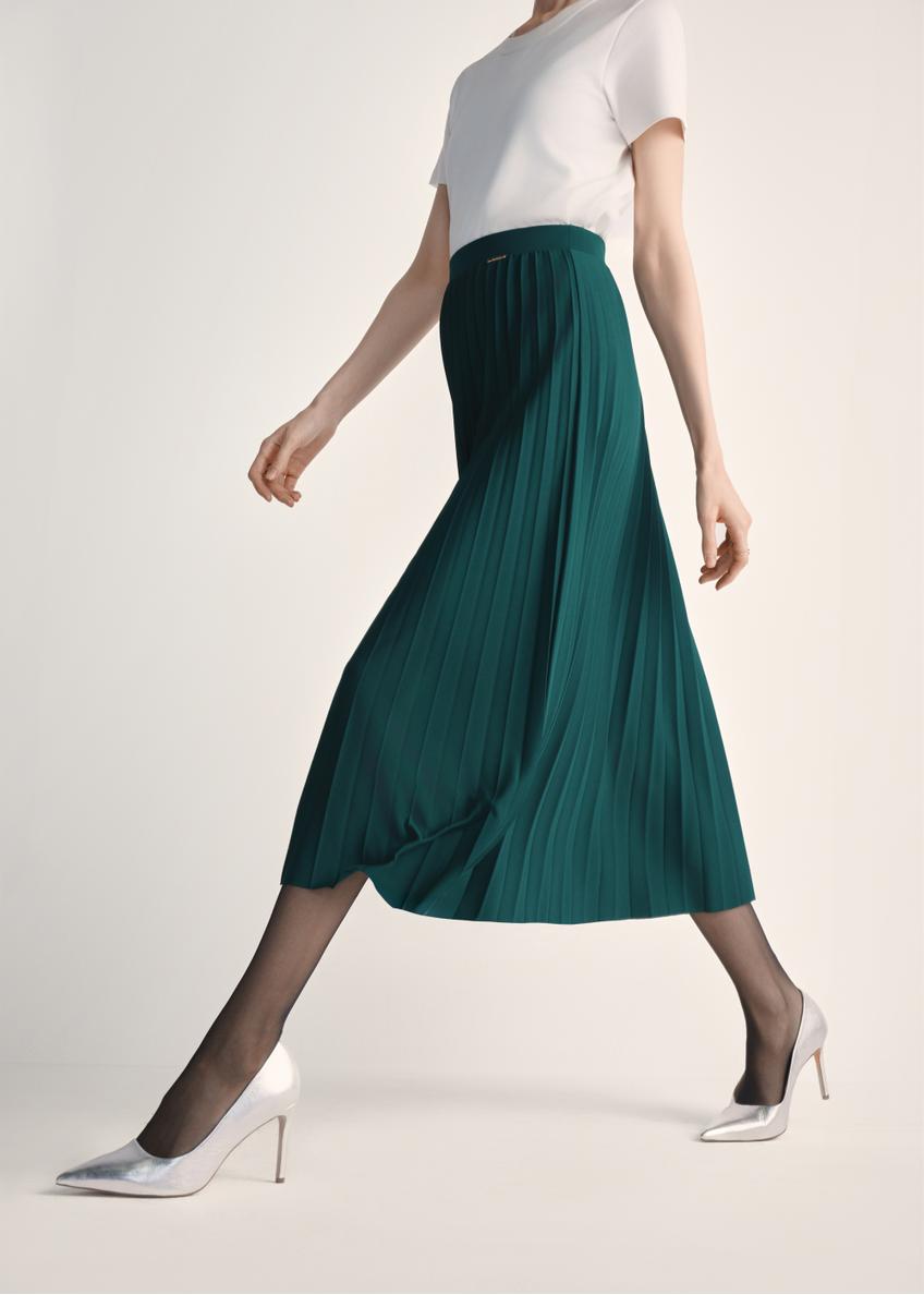 Dámske kožené lodičky na vysokých podpätkoch BUTYD-1131-92(Z25), bočný pohľad na produkt na nohách modelky na svetlom pozadí.