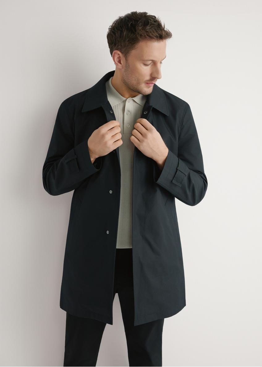 Pánska čierna zateplená bunda KURMT-0408-99(W26), pohľad na modelku spredu. Viditeľná polovičná silueta.