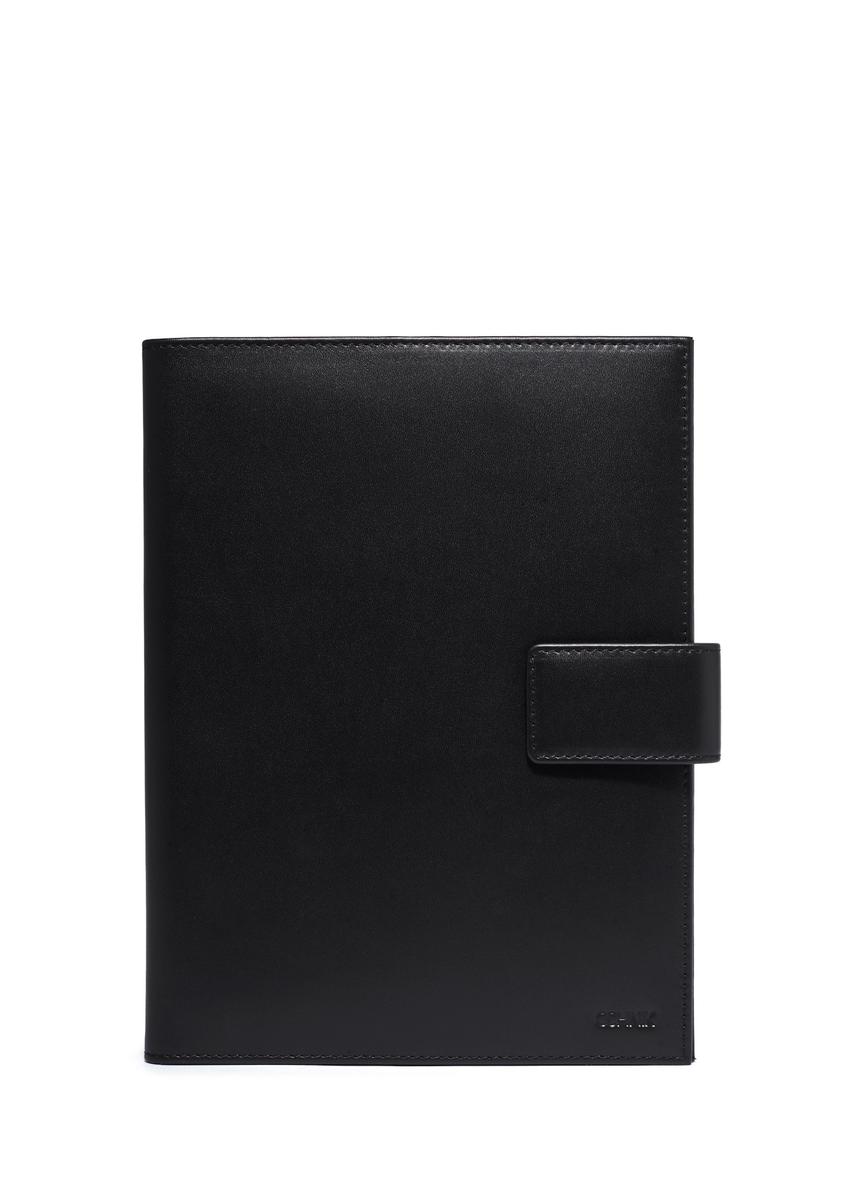 Čierne kožené puzdro na notebook PORMS-0718-99(Z26), pohľad spredu na svetlom pozadí.