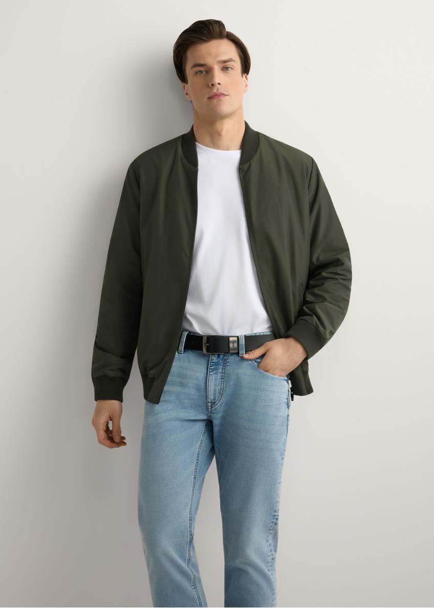 Pánska khaki bomber bunda KURMT-0413-8D(W26) - pohľad spredu na produkt, modelovaný, na svetlom pozadí. Viditeľná silueta po kolená.