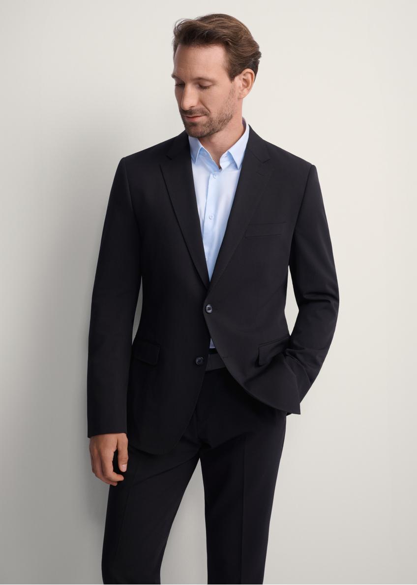 Čierna pánska bunda MARMT-0019-99(Z25), pohľad spredu na produkt na modelke, viditeľná polovica siluety.