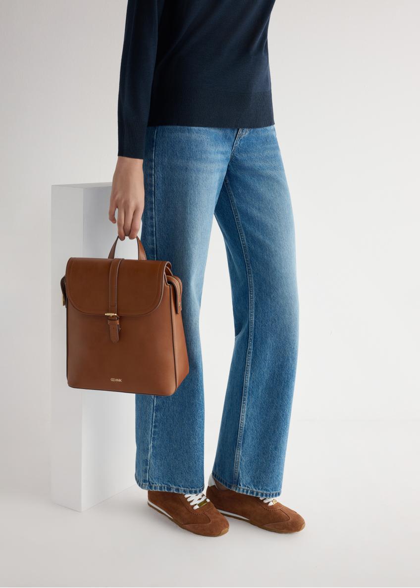 Dámske semišové topánky v ťavej farbe BUTYD-1276-1D(W26), bočný pohľad na produkt na nohách modelky.