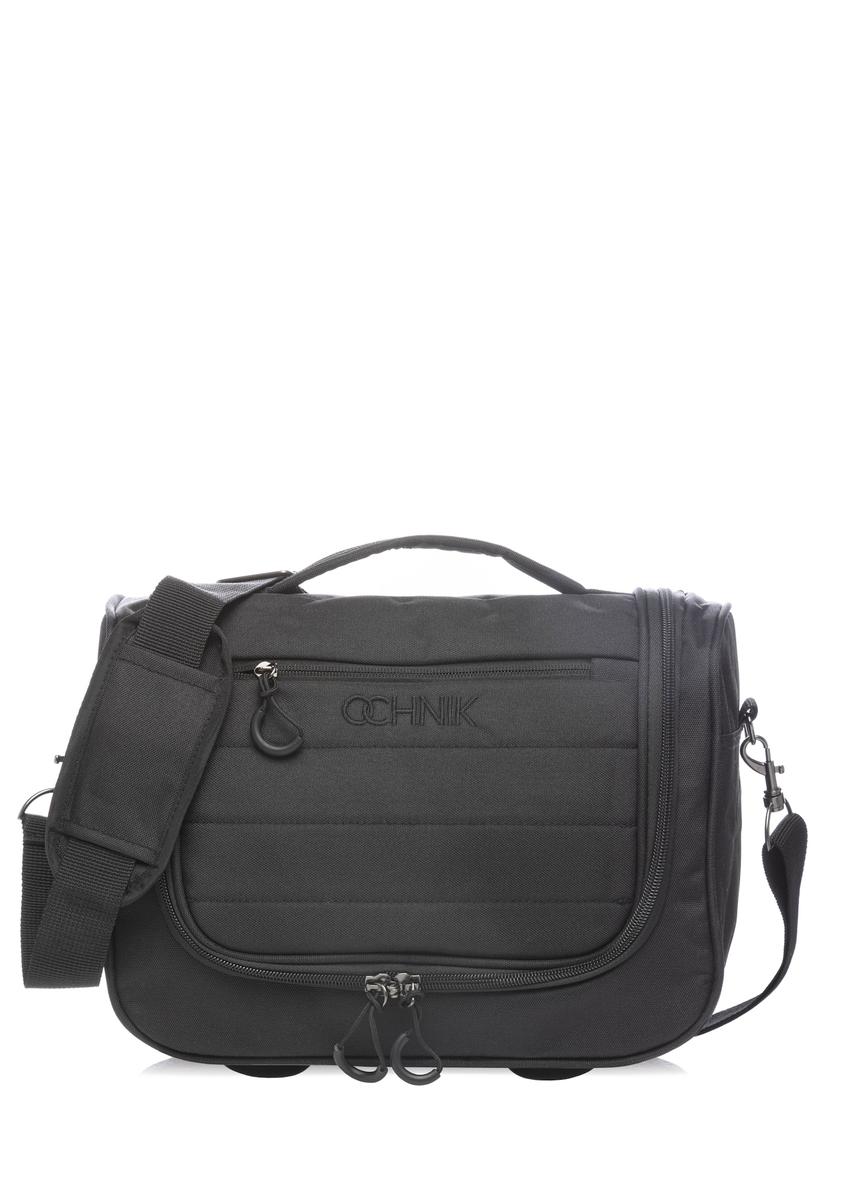 Čierna veľká kozmetická taška WALNY-0045-99-14(W26), pohľad spredu na bielom pozadí.