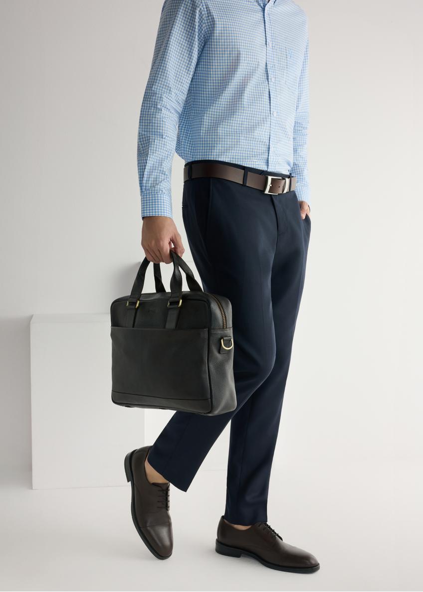 Pánske tmavohnedé kožené topánky BUTYM-0500-1I(W26), bočný pohľad na produkt na nohách modelu.