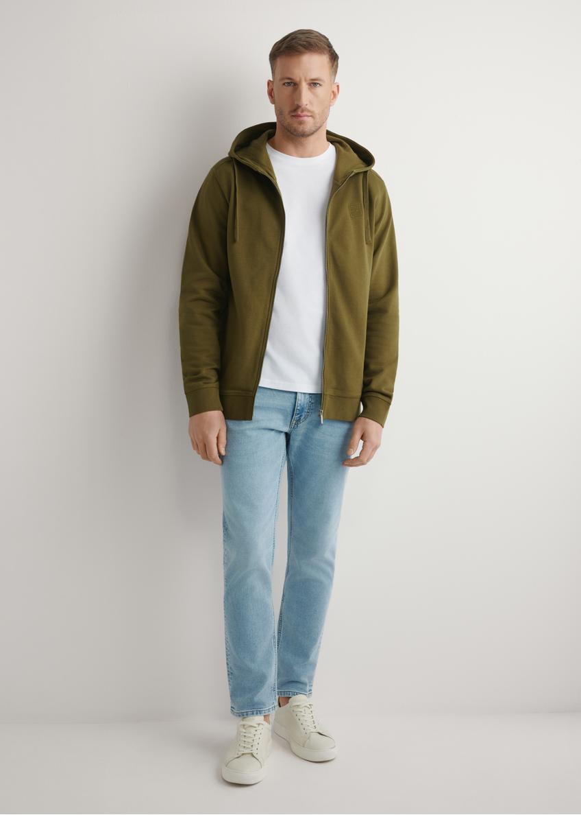 Pánska khaki mikina na zips BLZMT-0078-8D(W26), pohľad spredu na produkt na modelke. Viditeľná polovica siluety.