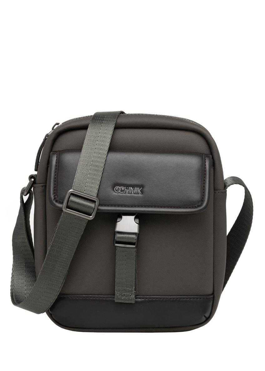Pánska mestská crossbody kabelka TORMN-0437-8B(Z26), pohľad spredu na bielom pozadí.