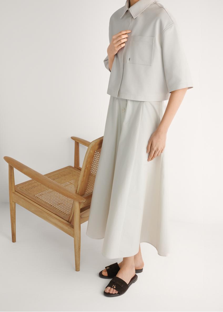 Dámske semišové šľapky v tmavohnedej farbe BUTYD-1255-1I(W26), bočný pohľad na produkt na nohách modelky.