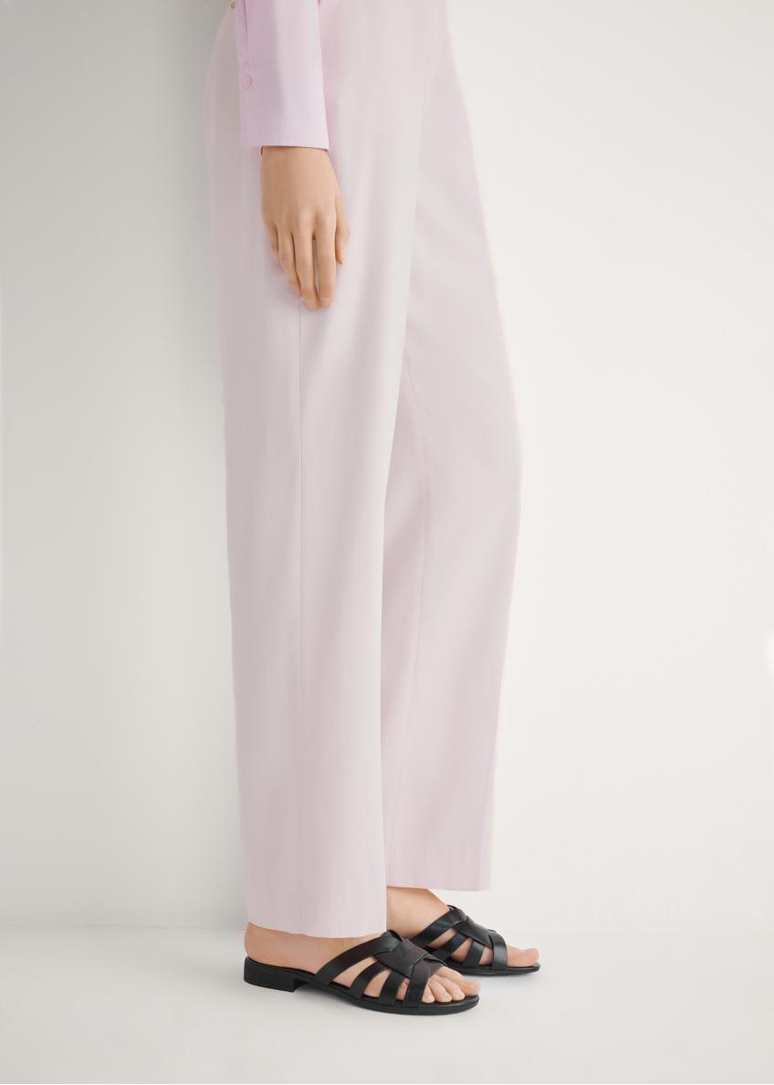 Dámske kožené žabky v čiernej farbe BUTYD-1266-99(W26), bočný pohľad na produkt na nohách modelky.