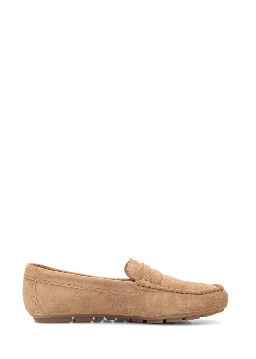 Dámske béžové kožené mokasíny BUTYD-1262-1B(W26), bočný pohľad na produkt na bielom pozadí.