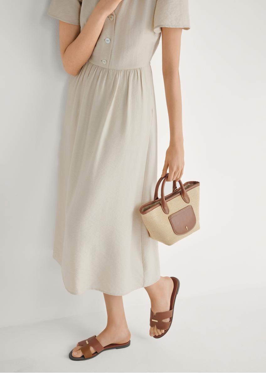 Dámske žabky v ťavej farbe BUTYD-0725D-1D(W26), bočný pohľad na produkt na nohách modelky.