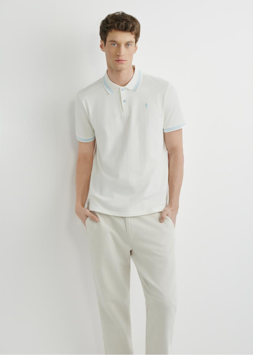 Biele polo tričko POLMT-0090-0B(W26), pohľad spredu na produkt na modelke. Viditeľná polovica siluety.