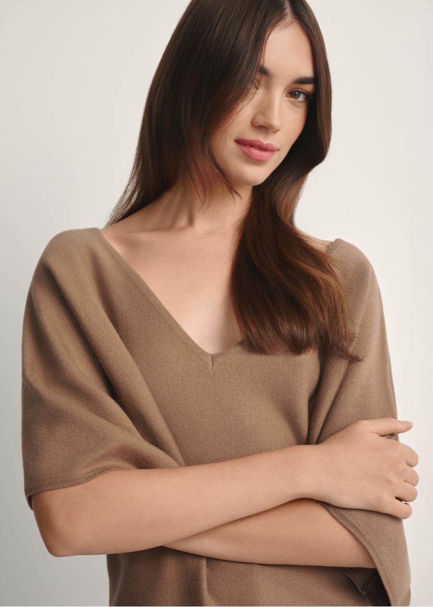 Dámska blúzka ťavej farby BLUDT-0201-1D(W26), pohľad spredu na produkt na modelke, viditeľná polovica siluety.-02