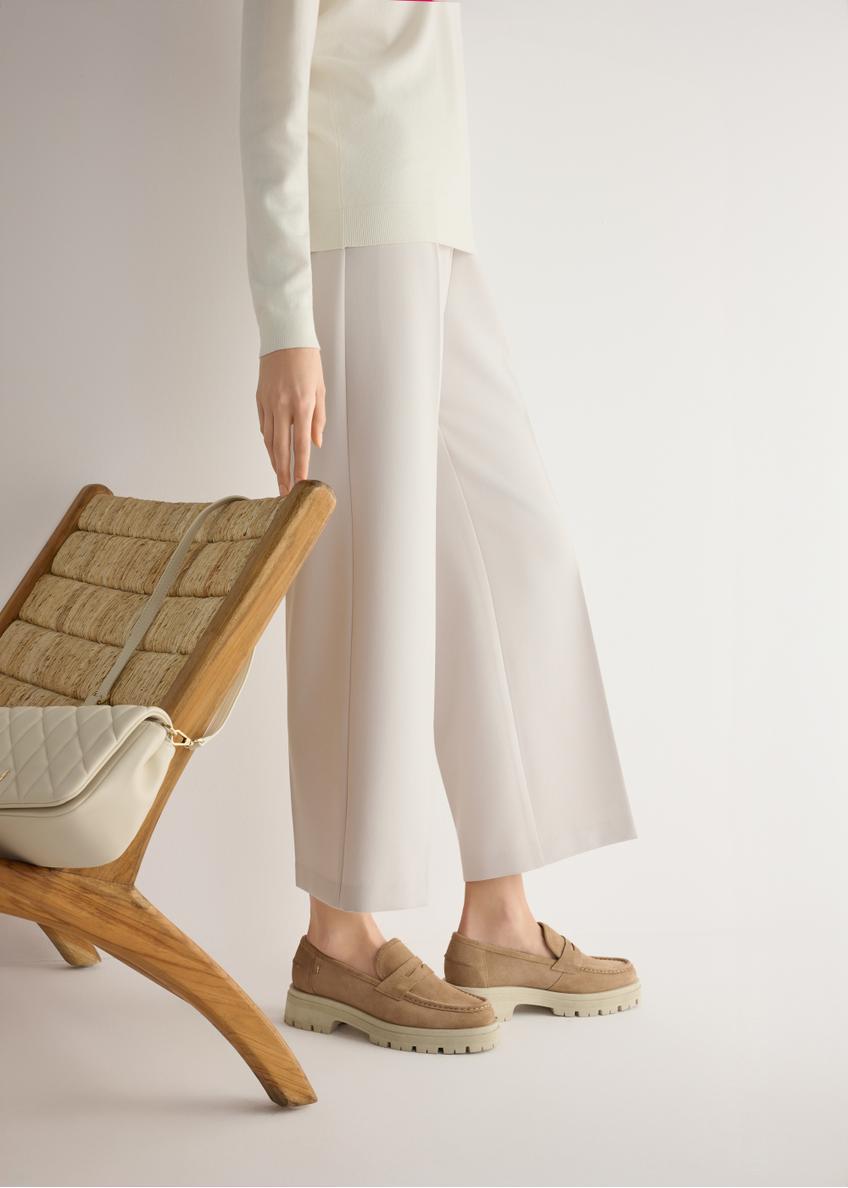 Béžové kožené mokasíny na platforme BUTYD-1069-1B(W26), bočný pohľad na produkt na modelke, viditeľná polovica siluety.