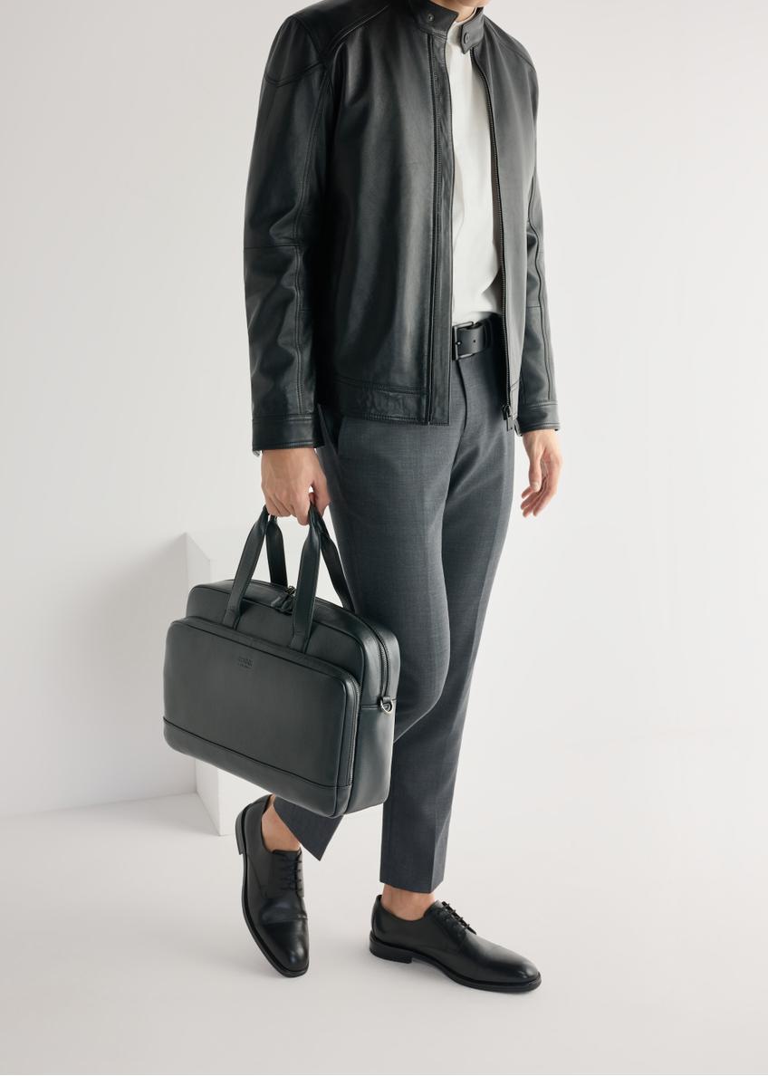 Pánske čierne kožené topánky BUTYM-0500-99(W25), bočný pohľad na produkt na nohách modelu.