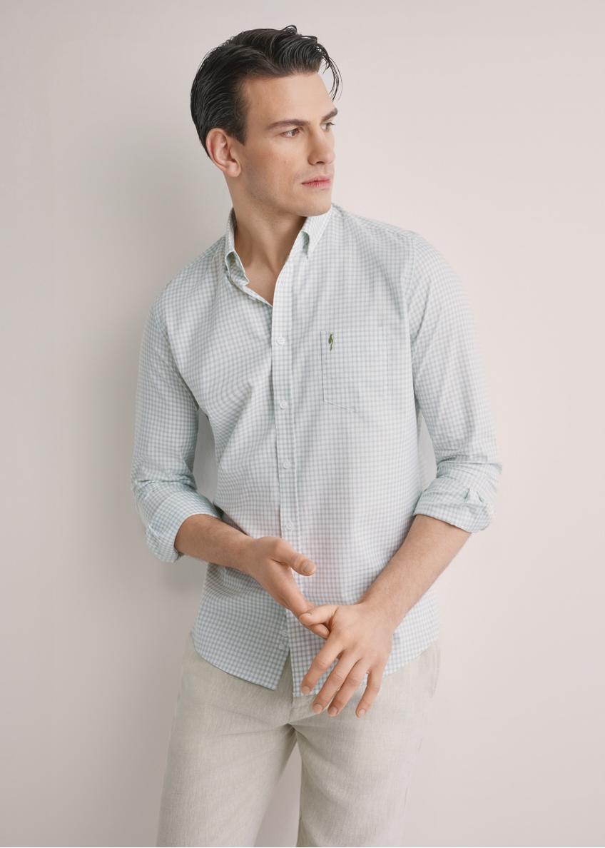 Pánska bavlnená košeľa s károvaným vzorom KOSMT-0277-8F(W26), pohľad spredu na produkt na modelke. Viditeľná polovica siluety.