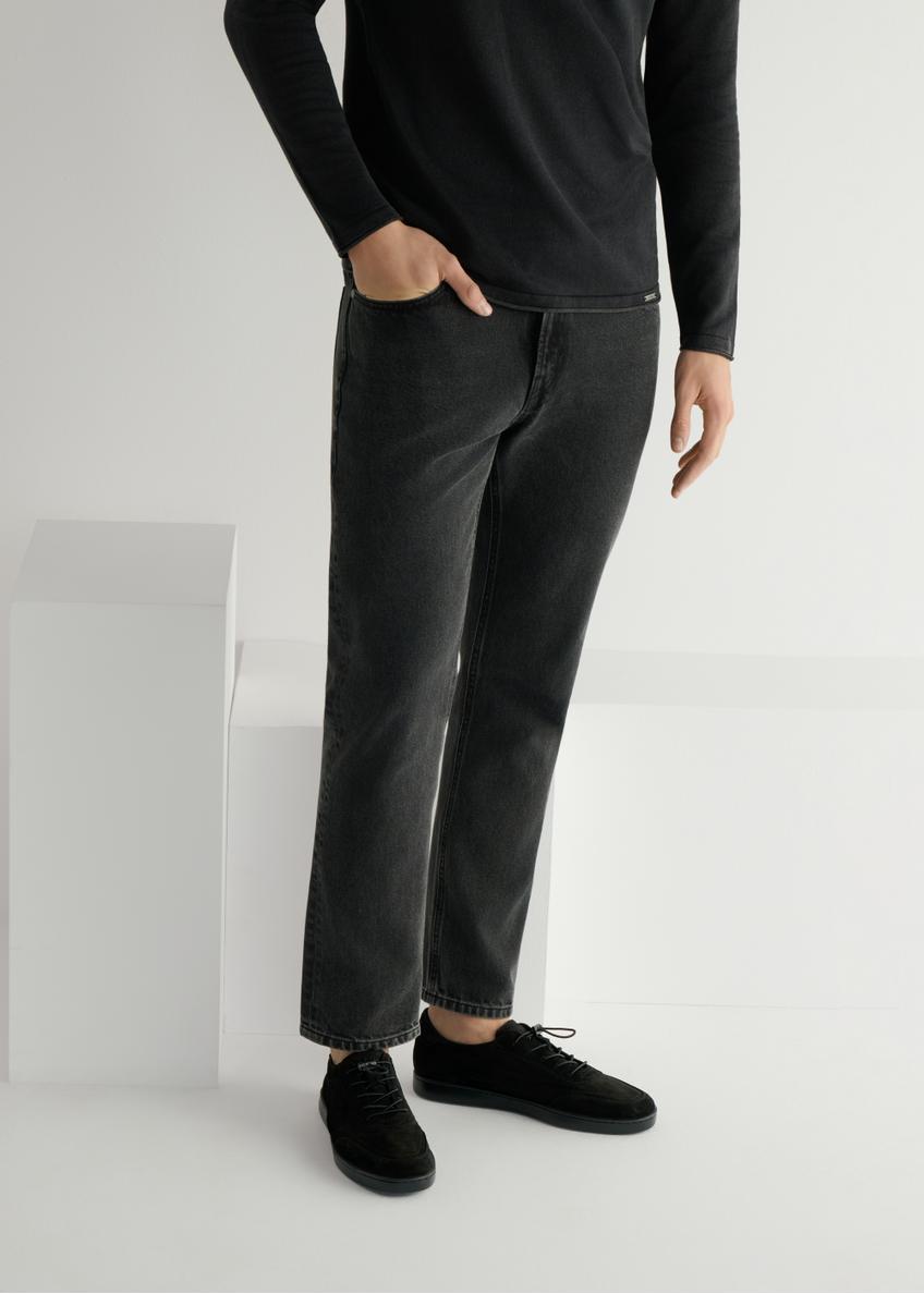 Čierne pánske kožené topánky BUTYM-0529-99(W26), bočný pohľad na produkt na modeli, viditeľná polovica siluety.