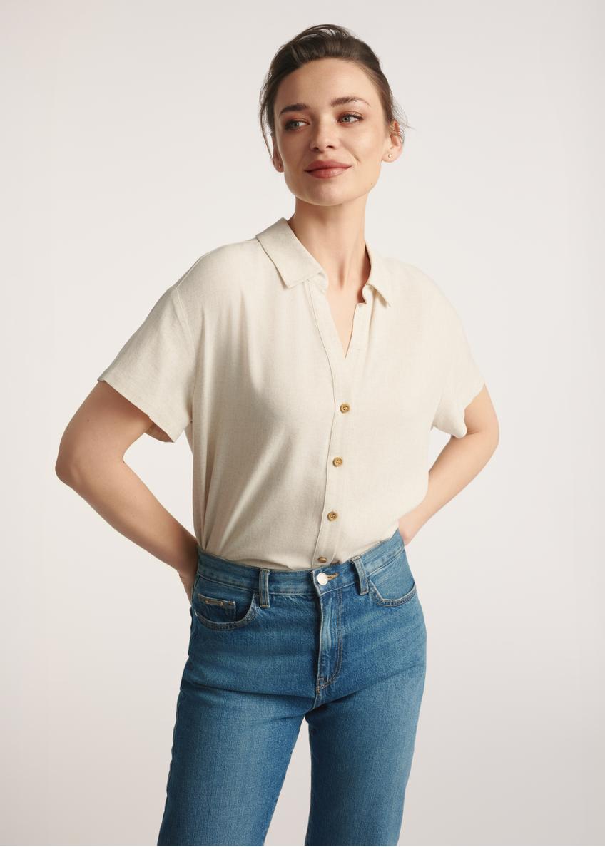 Dámska béžová ľanová košeľa KOSDT-0179-81(W25) - pohľad spredu na produkt na modeli. Viditeľná je polovica siluety.