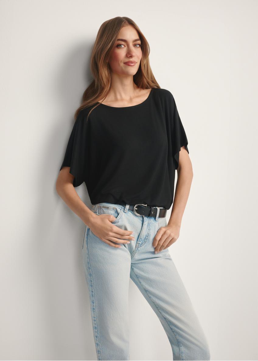 Dámska čierna rebrovaná blúzka BLUDT-0170-99(W25), pohľad spredu na produkt na modelke. Viditeľná polovica siluety.