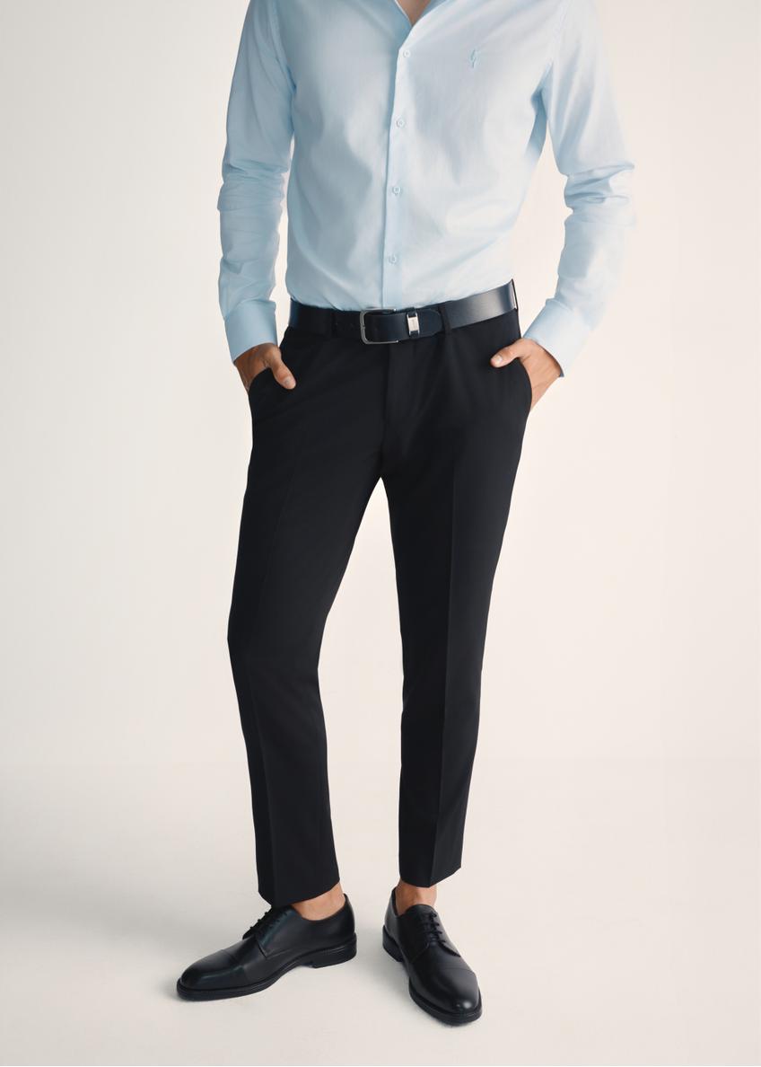 Čierne pánske kožené topánky BUTYM-0512-99(Z25), pohľad spredu na produkt na nohách modelu na svetlom pozadí.