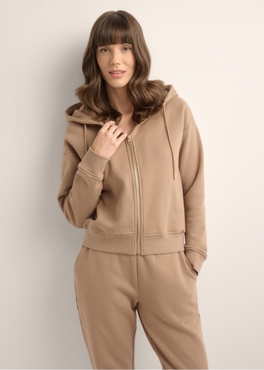 Dámska mikina s kapucňou na zips v ťavej farbe BLZDT-0122-1D(Z26), pohľad spredu na produkt na modelke. Viditeľná polovica siluety.