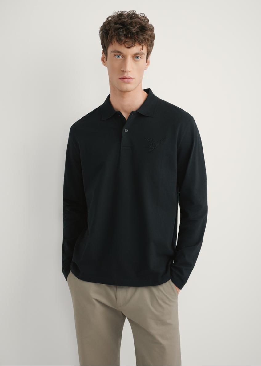 Pánske čierne tričko s dlhým rukávom a golierom LSLMT-0011-99(W26), pohľad spredu na modelku. Viditeľná polovica siluety.