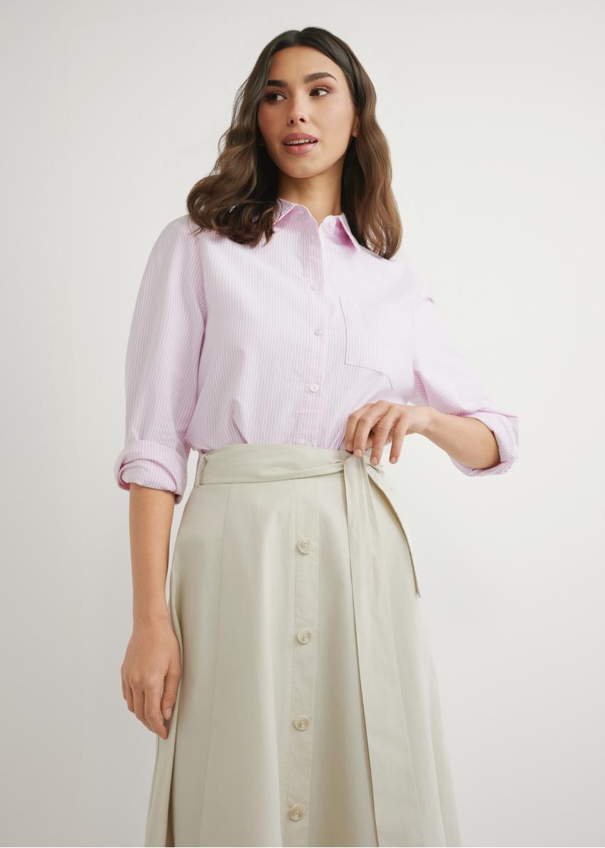 Dámska pruhovaná bavlnená košeľa KOSDT-0184-5B(W26), pohľad spredu na produkt na modelke. Viditeľná polovica siluety.