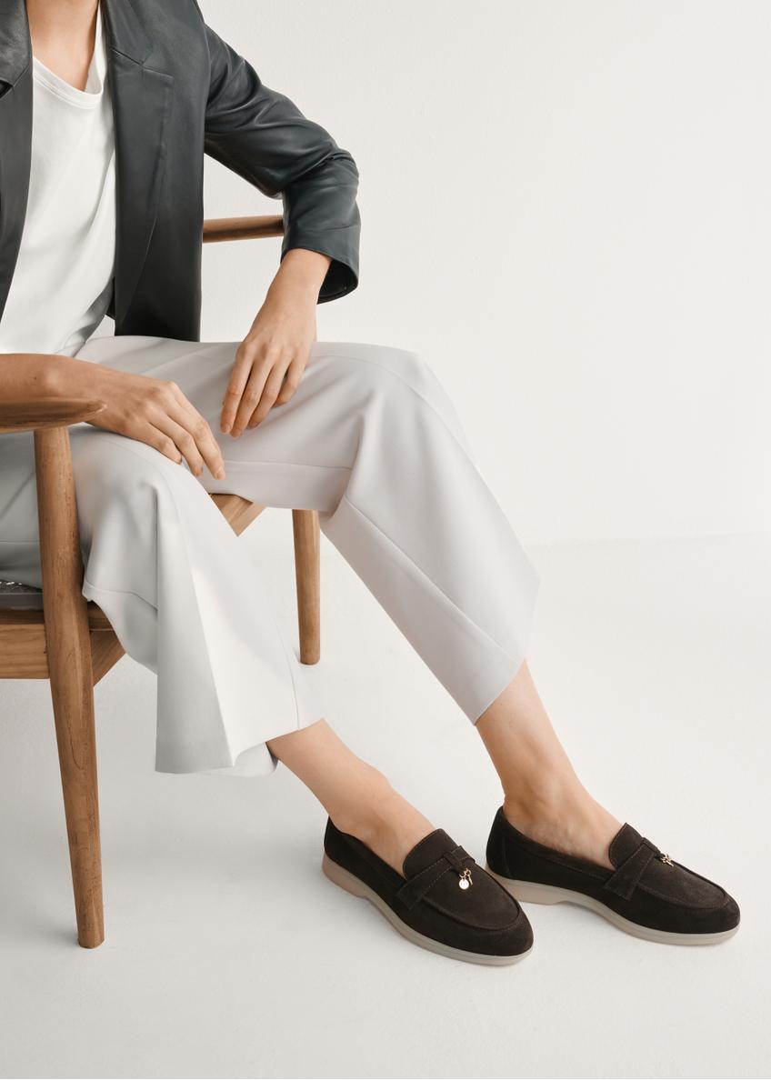 Dámske tmavohnedé kožené mokasíny BUTYD-1256-1I(W26), bočný pohľad na produkt na nohách modelky.