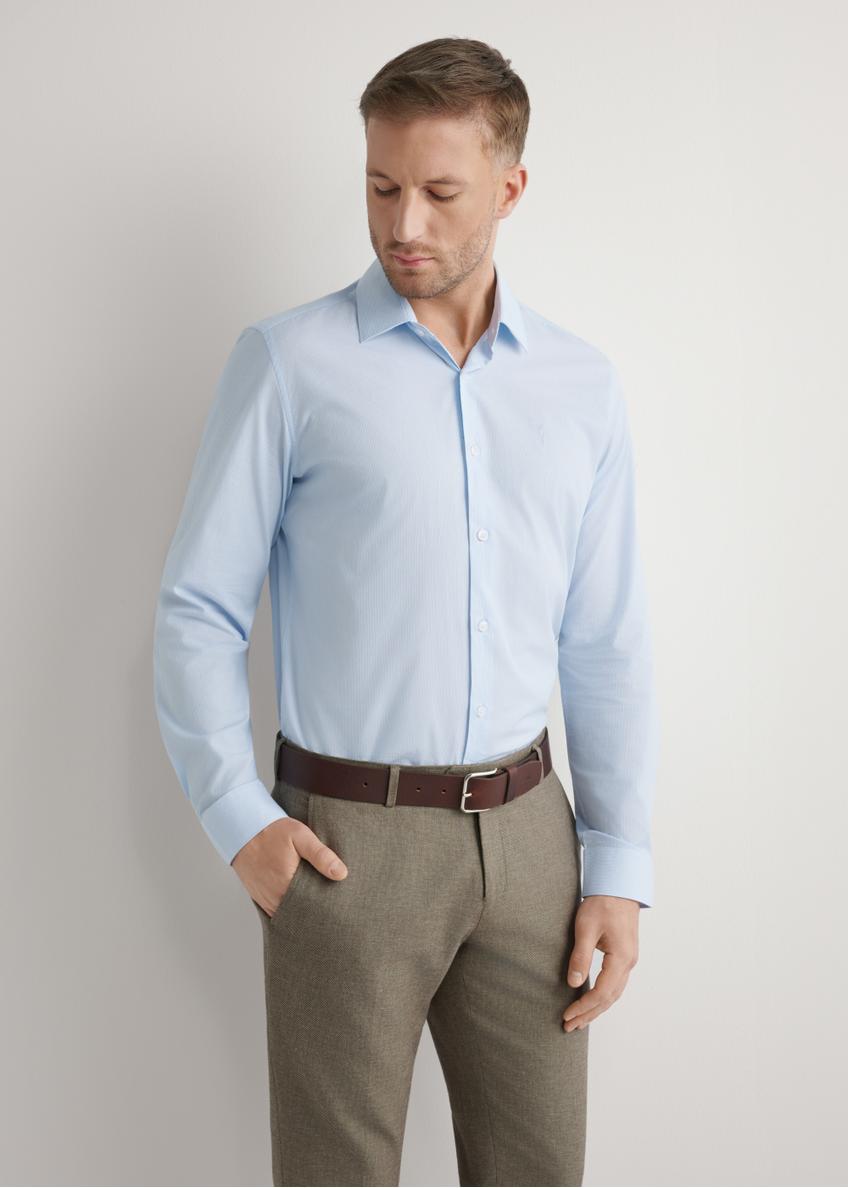 Pánska pruhovaná košeľa KOSMT-0357-7A(W26), pohľad spredu na produkt na modelke. Viditeľná polovica siluety.