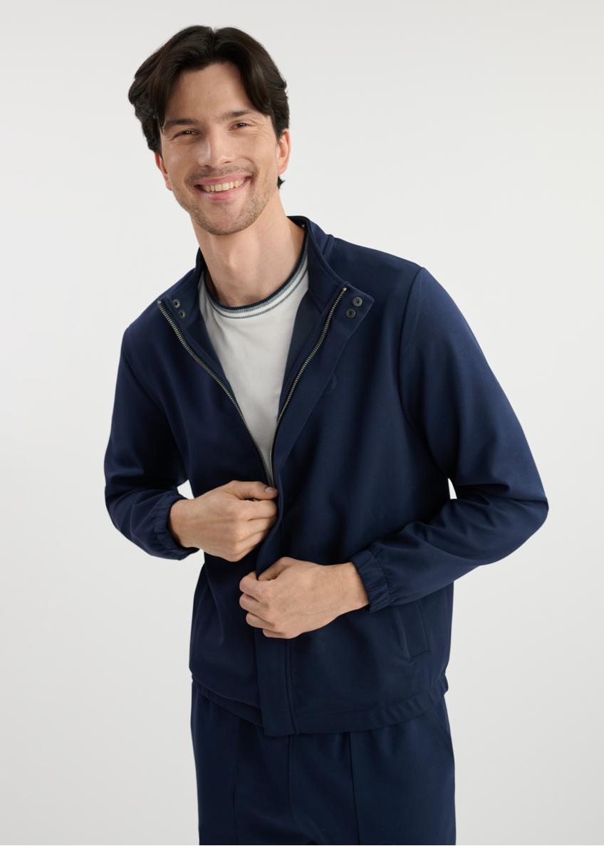 Pánska tmavomodrá mikina na zips BLZMT-0072-69(W25) - pohľad spredu na modelku na bielom pozadí. Viditeľná je polovica siluety.
