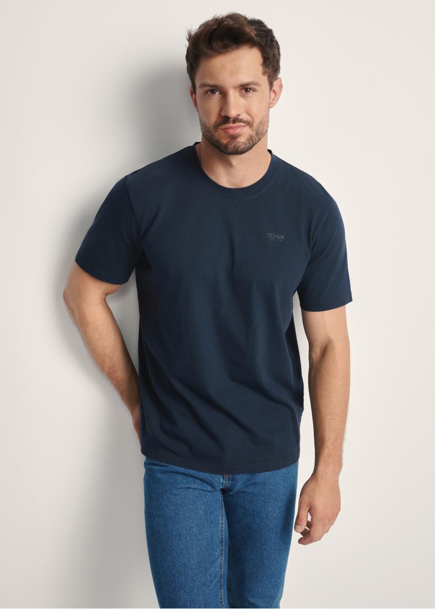 Pánske tmavomodré tričko TSHMT-0134-68(Z25), pohľad spredu na produkt na modelke. Viditeľná polovica siluety.