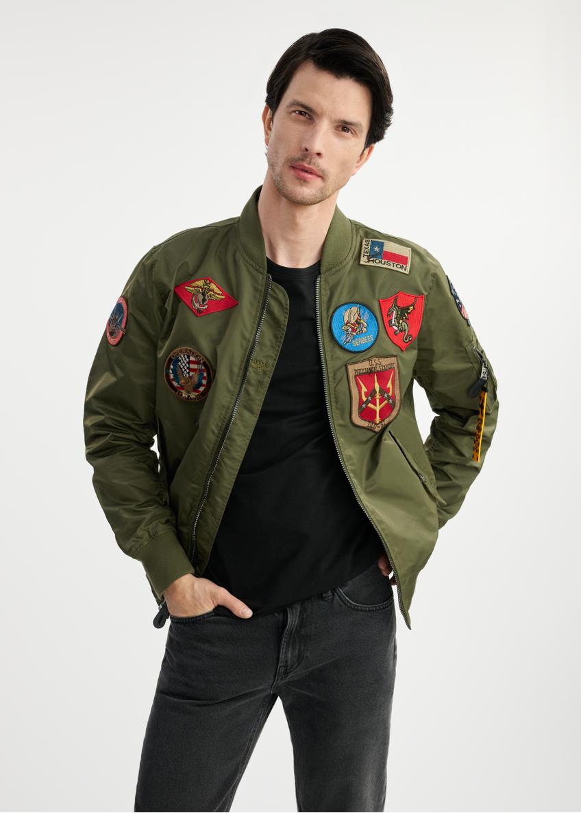 Pánska olivovozelená bomber bunda TOP GUN KURMT-0381-57(W25) - pohľad spredu na modelku na bielom pozadí. Viditeľná je polovica siluety.