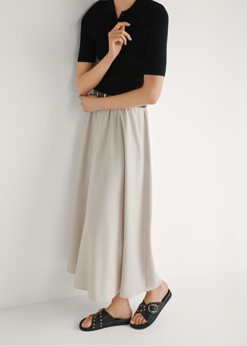 Dámske kožené žabky v čiernej farbe BUTYD-1268-99(W26), bočný pohľad na produkt na nohách modelky.