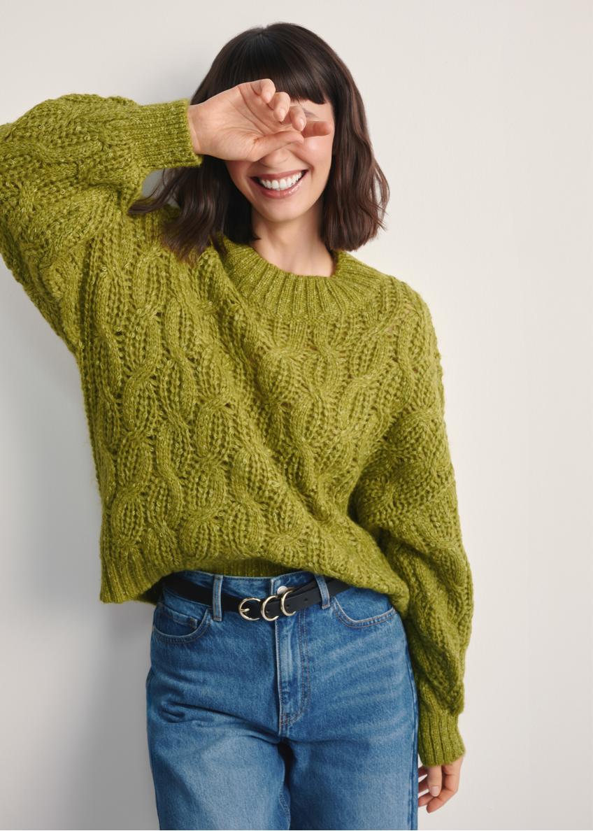 Dámsky limetkovozelený sveter SWEDT-0236-84(Z25), pohľad spredu na produkt na modelke. Viditeľná polovica siluety.