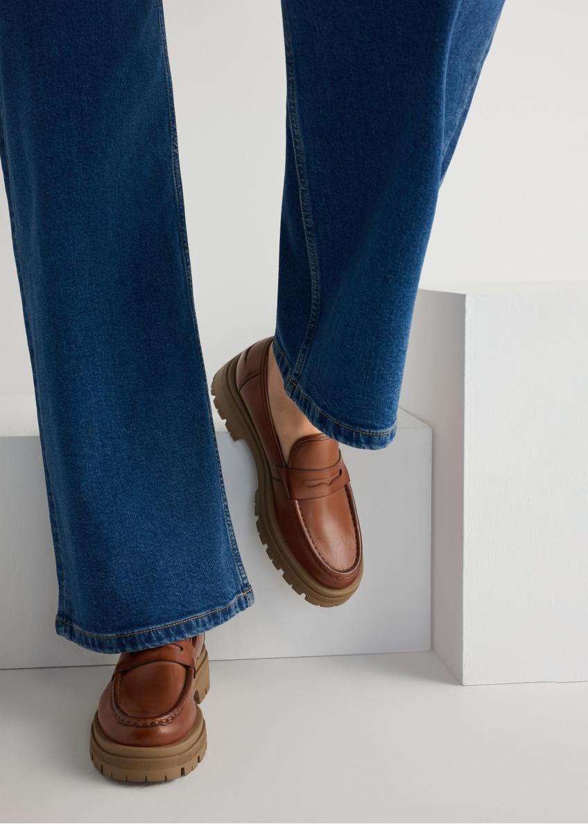 Kožené mokasíny na platforme v koňakovej farbe BUTYD-1069-1F(W26), pohľad spredu na modelku, viditeľná polovica siluety.