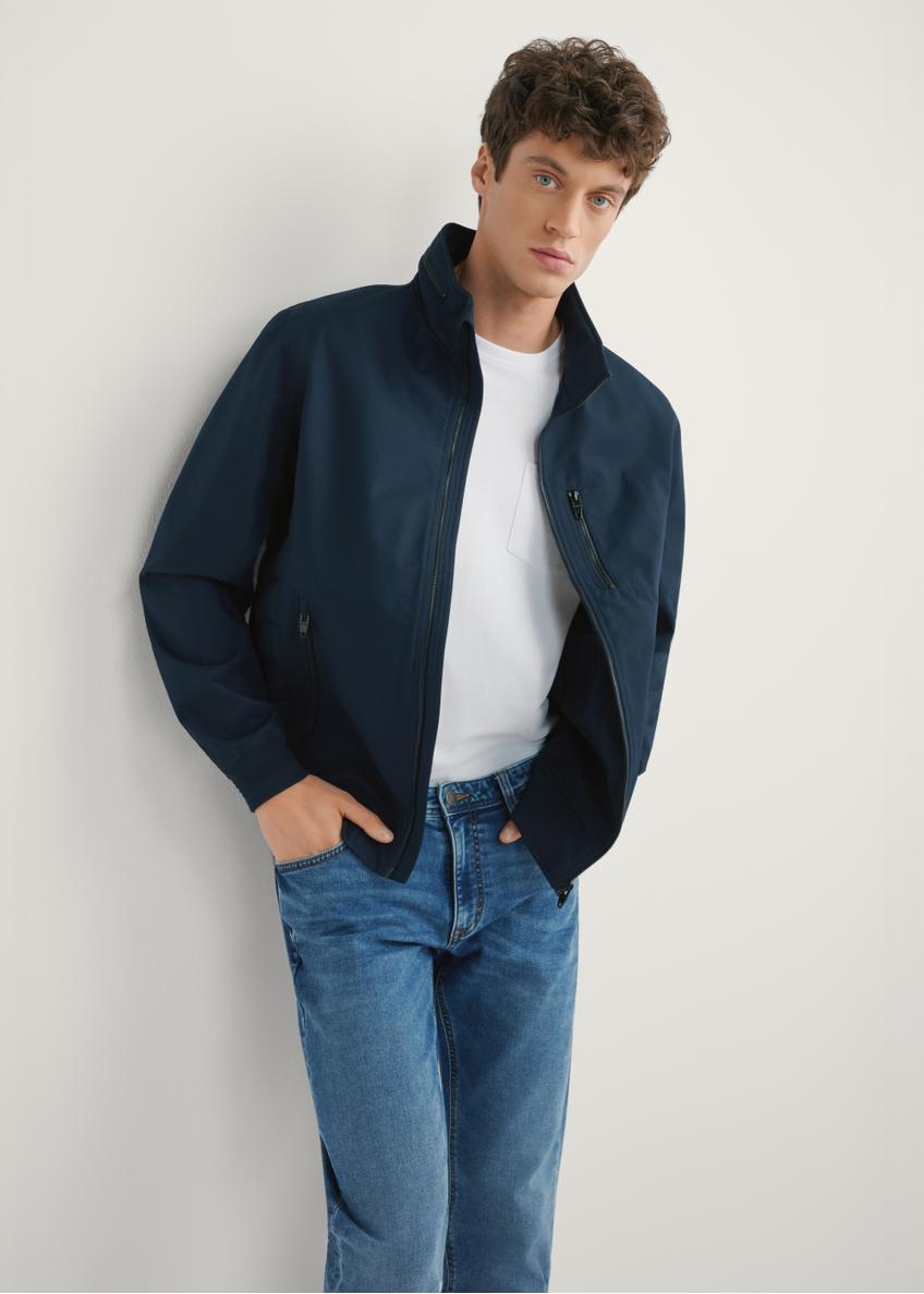 Pánska tmavomodrá prechodná bunda KURMT-0414-7D(W26), pohľad spredu na modelku. Viditeľná polovičná silueta.