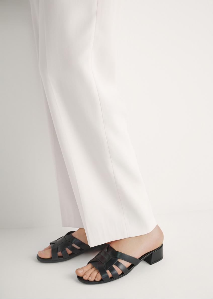 Dámske kožené sandále na podpätku BUTYD-1265-99(W26)