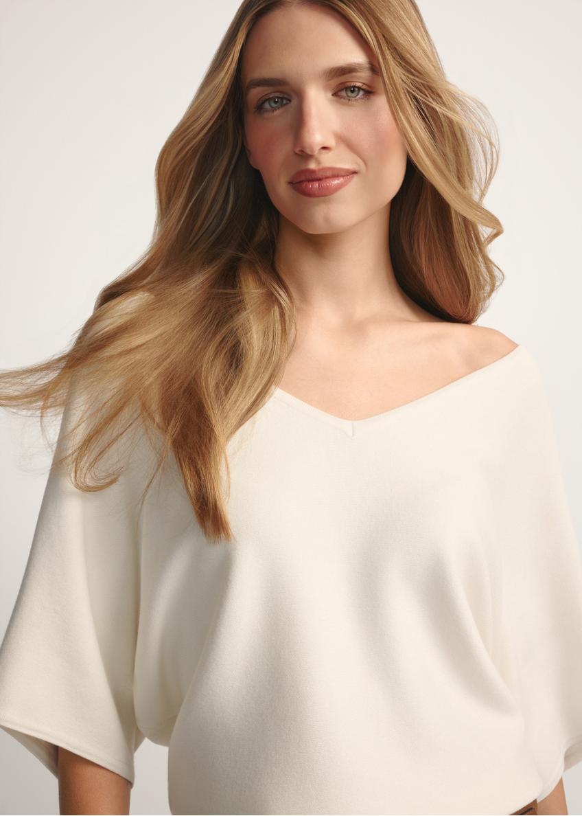 Biela dámska blúzka BLUDT-0201-0B(W26), detailný pohľad na produkt spredu na modelke.