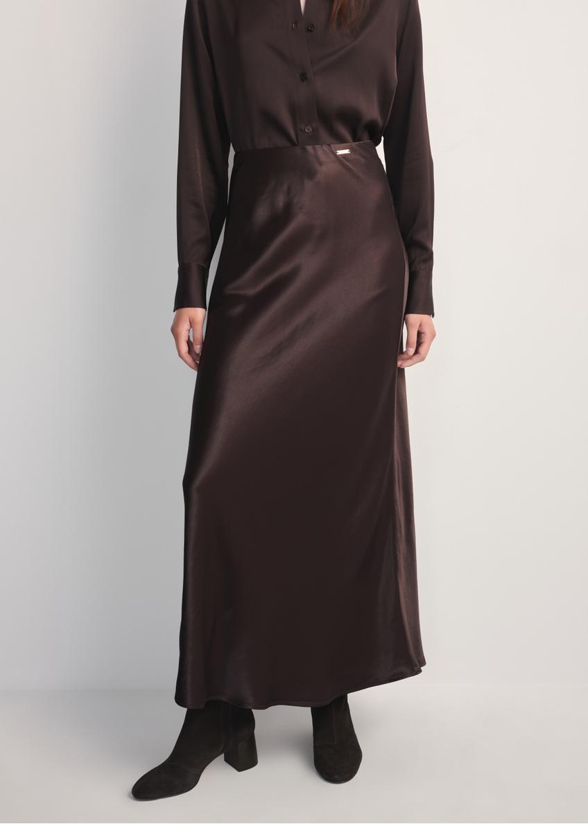 Dlhá dámska čokoládová sukňa SPCDT-0117-90(Z25), pohľad spredu na výrobok na modelke. Viditeľná polovica siluety.