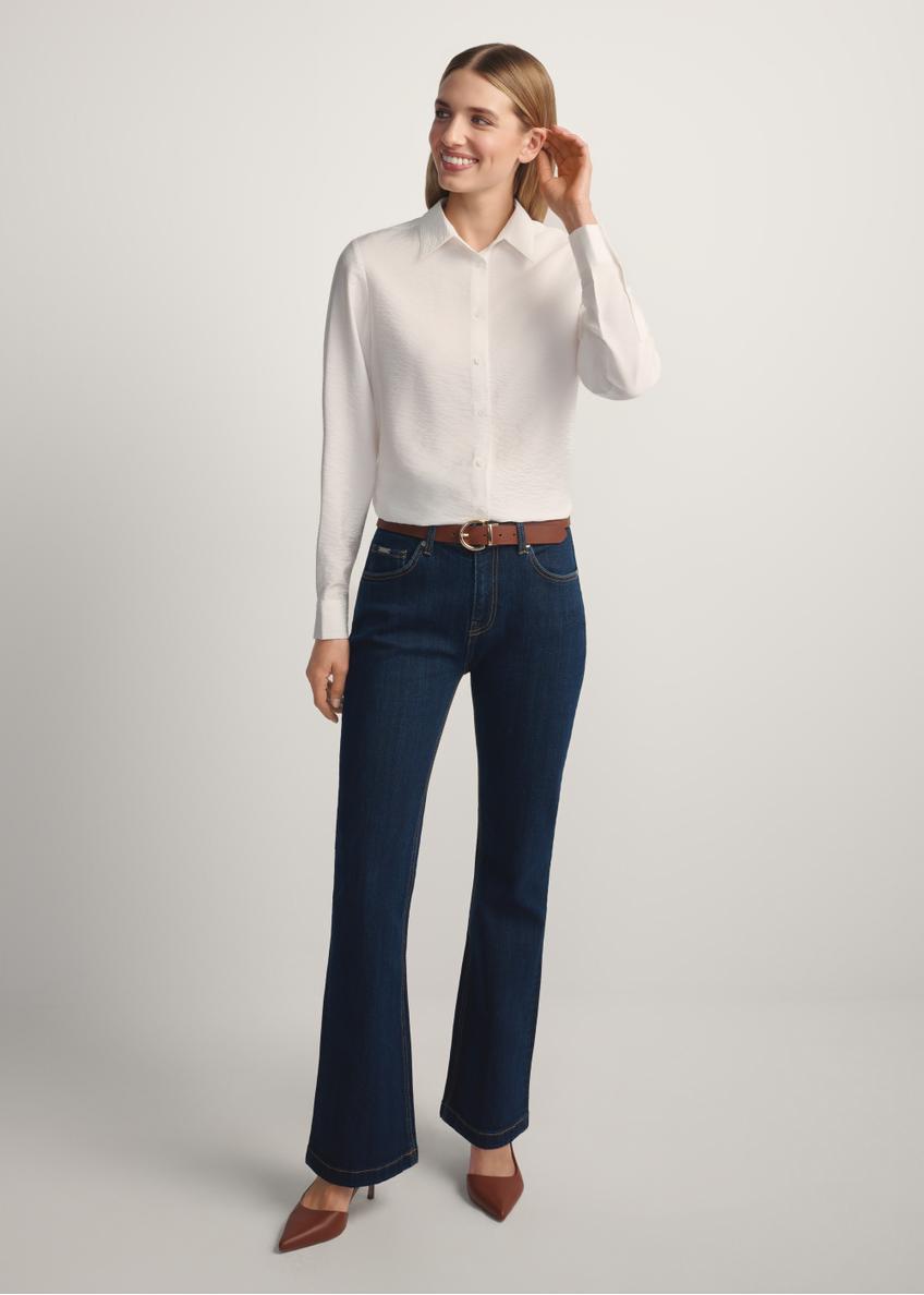 Tmavomodré džínsy so širokými nohavicami JEADT-0015-7H(W26) - pohľad spredu na výrobok, na modelke, na svetlom pozadí. Viditeľné celé telo.